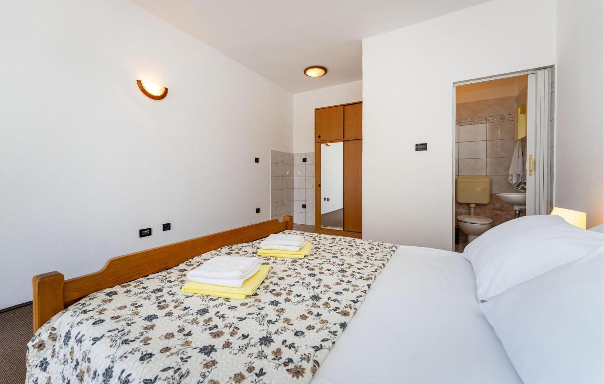 Beautiful Apartment In Galovac With Kitchen Exterior foto